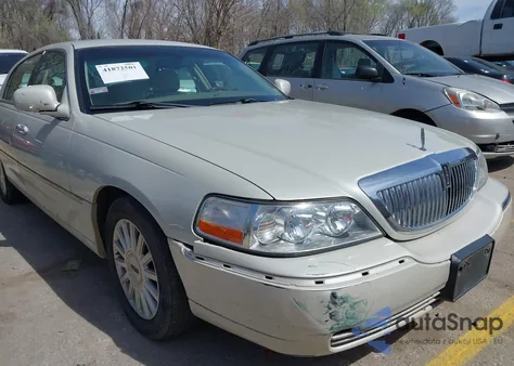 2005 Lincoln Town Car Signature Limited z USA, uszkodzony, nr VIN 1LNHM82W15Y664058